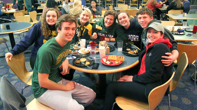 ¼ϲʿ students eating waffles in the dining hall