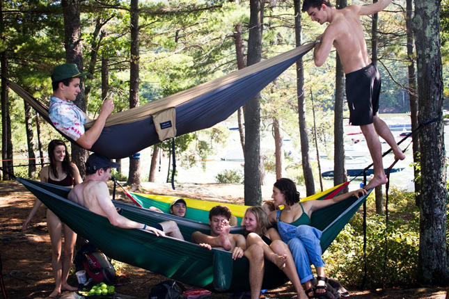 ¼ϲʿ students hang out in hammocks after a hike in the mountains