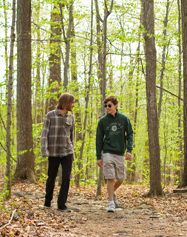 College students hike in ¼ϲʿ's North Woods