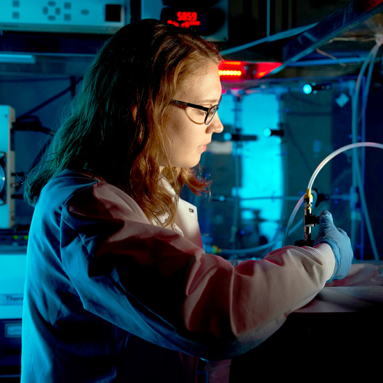 Heather Ricker, a ¼ϲʿ college student, conducts an experiment in a chemistry lab