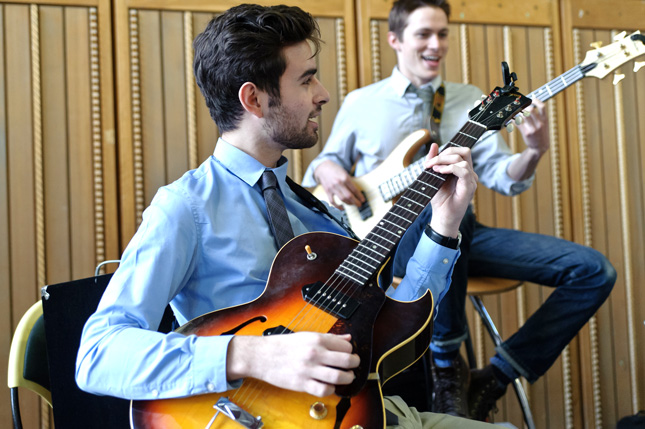 ¼ϲʿ student plays a guitar at The Spa at ¼ϲʿ