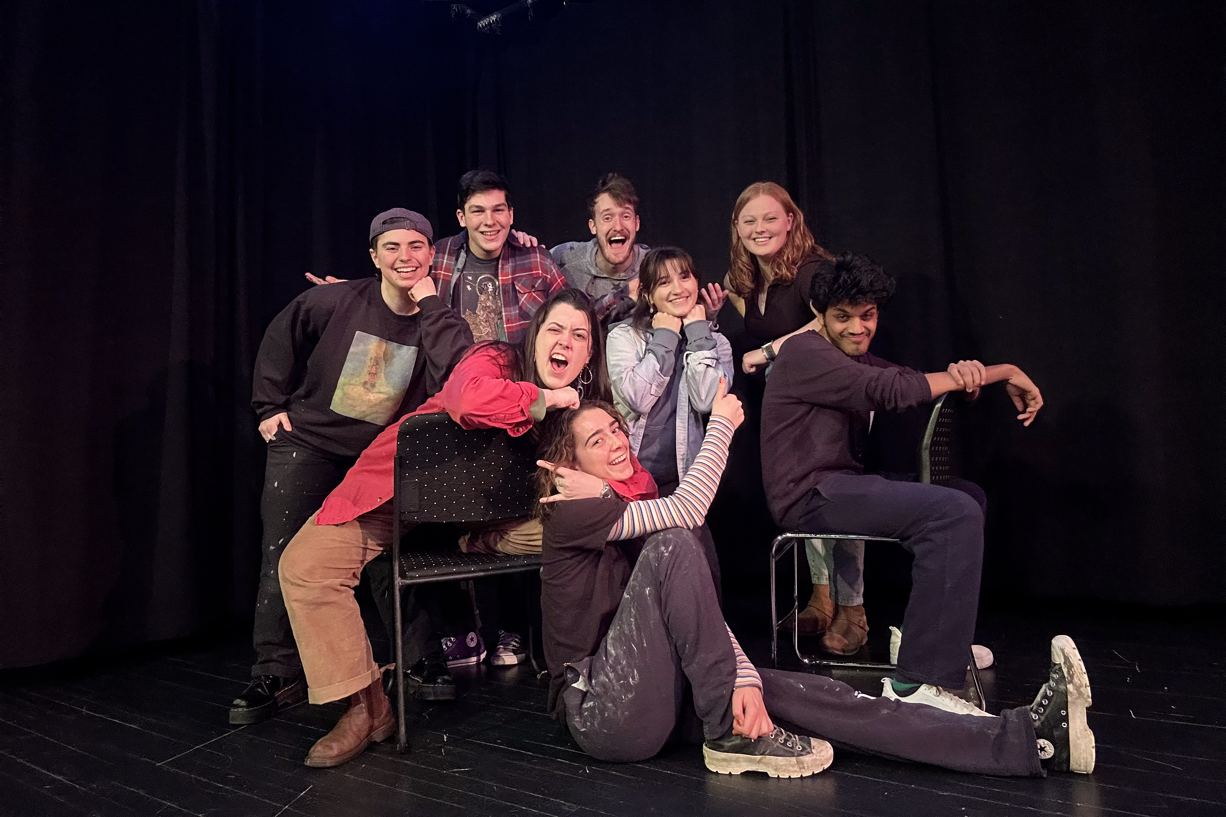 Elise Milner ’25, seated on the floor, is a member of Skidomedy, one of several ¼ϲʿ student clubs dedicated to comedy.