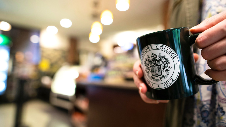 ¼ϲʿ coffee mug at a cafe